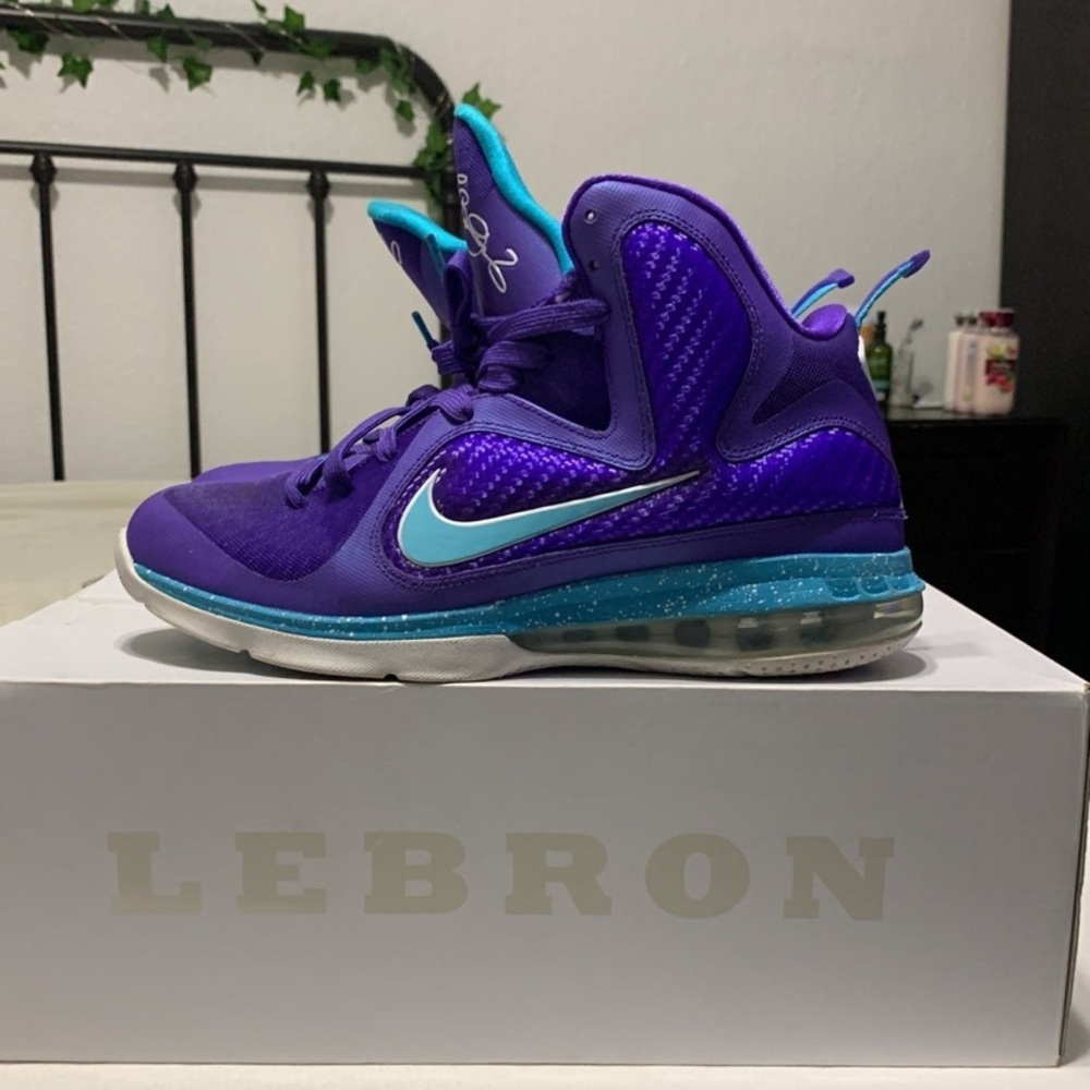 Nike LeBron 9 Like New! Size 8 1/2 w/box